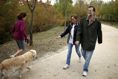 Mariano Rajoy y su esposa, Elvira Fernández, pasean por un parque cercano a su domicilio durante la jornada de reflexión tras 15 días de campaña de las elecciones legislativas del 20 de noviembre de 2011.