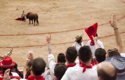 El Fandi, de rodillas, es jaleado por el público de sol en la plaza de Pamplona.
