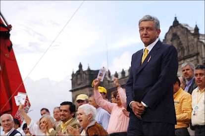 López Obrador en la plancha del Zócalo de Ciudad de México, el 16 de septiembre de 2006, un par de meses después de ser derrotado en las elecciones presidenciales. 