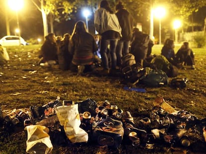 Un grupo de j&oacute;venes hace &#039;botell&oacute;n&#039; en Ciudad Universitaria, Madrid.