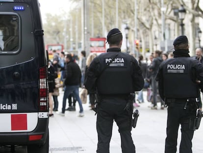 Efectius dels Mossos d'Esquadra patrullant Barcelona.