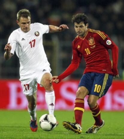 Cesc pasa ante Tigorev durante el partido ante Bielorrusia.