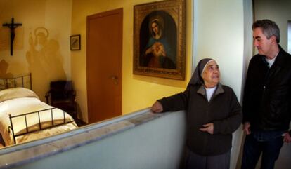 Sor Regina le enseña a Tonino la cama-jergón de la antigua casa de acogida de mujeres Madre Sacramento.