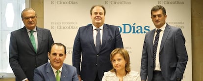 De pie, el director general de Avalam, Luis Martínez Salas; el de Suraval, José María Vera; y el de Extraval, David Romero. Sentados, el presidente de Cesgar e Iberaval, José Rolando Álvarez, y María Isabel Martínez, socia consultora de ABAY Analistas Económicos.