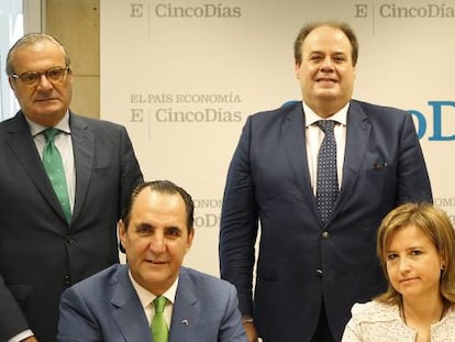 De pie, el director general de Avalam, Luis Martínez Salas; el de Suraval, José María Vera; y el de Extraval, David Romero. Sentados, el presidente de Cesgar e Iberaval, José Rolando Álvarez, y María Isabel Martínez, socia consultora de ABAY Analistas Económicos.