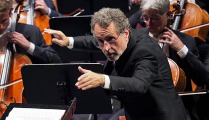 Josep Pons dirigiendo al Orquesta Sinfónica del Liceo.