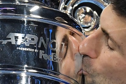 Djokovic besa el trofeo que le acredita como número uno, este lunes en Turín.