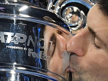 Djokovic besa el trofeo que le acredita como número uno, este lunes en Turín.