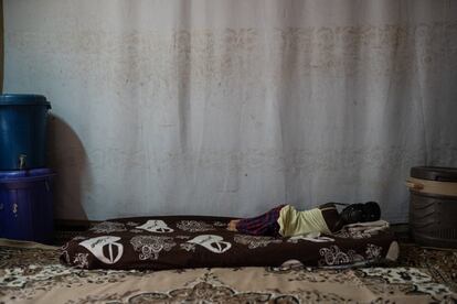 Soraya, de 10 años, sus siete hermanos y sus padres viven en una casa de dos dormitorios en Niamey, la capital de Níger. Sobre un viejo colchón tirado en el suelo, aprovecha los últimos momentos de sueño. Es una de las afortunadas que volverá a la escuela.