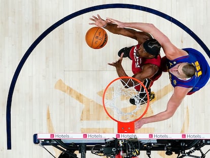 Jimmy Butler atrapa un rebote frente a Nikola Jokic en el primer partido de la final de la NBA.