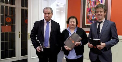 De izquierda a derecha, el presidente del Colegio Vasco de Economistas, Iñigo Ocariz, Mercedes Vallejo e Iñaki Ruiz en la presentación del Ekonometro. , 