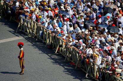 Fieles en la plaza de San Pedro durante la ceremonia de canonización de la madre Teresa de Calcuta.