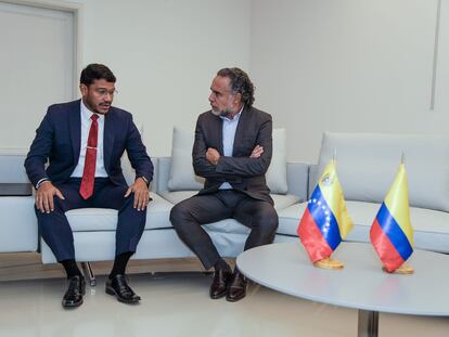 Armando Benedetti, recién llegado a Caracas, recibido en el aeropuerto de Maiquetía por el vicecanciller de Venezuela, Rander Peña, el domingo.