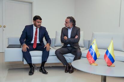 Armando Benedetti, recién llegado a Caracas, recibido en el aeropuerto de Maiquetía por el vicecanciller de Venezuela, Rander Peña, el domingo.