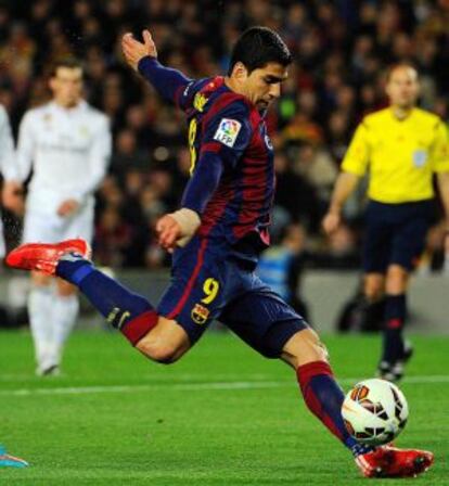 Luis Suárez tira a puerta en el último clásico.