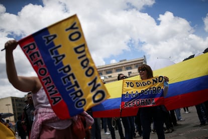 Manifestantes muestran mensajes contra la reforma tributaria durante una protesta en Bogotá, el 26 de septiembre de 2022.