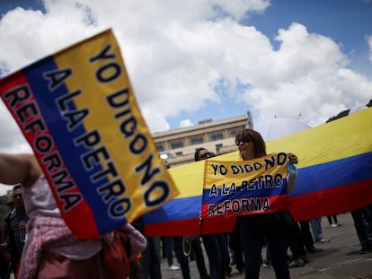 Manifestantes muestran mensajes contra la reforma tributaria durante una protesta en Bogotá, el 26 de septiembre de 2022.