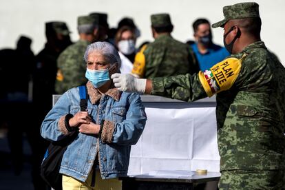 Un hombre, en los módulos de vacunación contra la covid-19 del Hospital Militar Regional de Especialidades en Monterrey, Nuevo León.