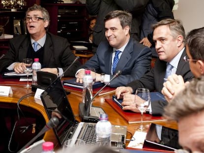 Cardenal, en el centro, y Astiazarán, a la derecha, en una reunión con el presidente de la federación, Villar.