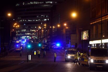 Despliegue policial en la escena de la explosión en Manchester (Reino Unido).