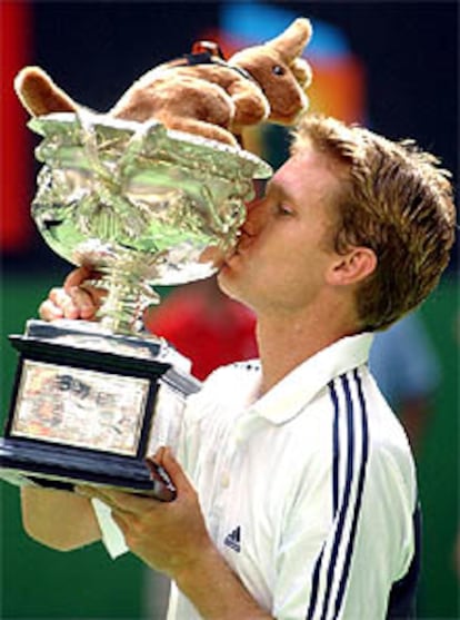 Thomas Johansson besa el trofeo.