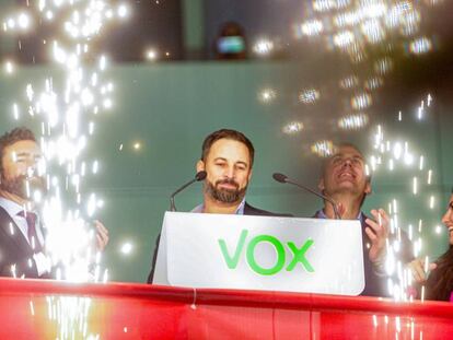 El líder de Vox, Santiago Abascal, en el centro, acompañado de Iván Espinosa de los Monteros (izquierda), Javier Ortega Smith (derecha) y Rocío Monasterio.