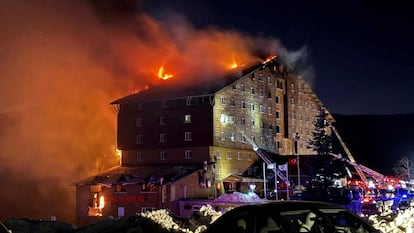 Los bomberos trabajan en la extinción del incendio, este martes.