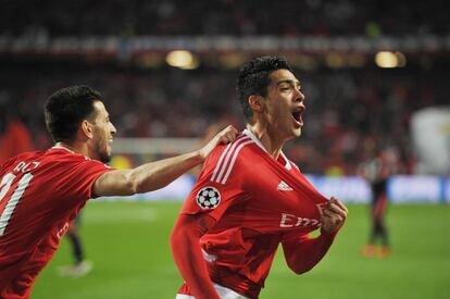 El mexicano Raúl Jiménez festeja su gol frente al bayern Múnich en la Champions League