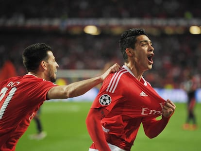 El mexicano Raúl Jiménez festeja su gol frente al bayern Múnich en la Champions League