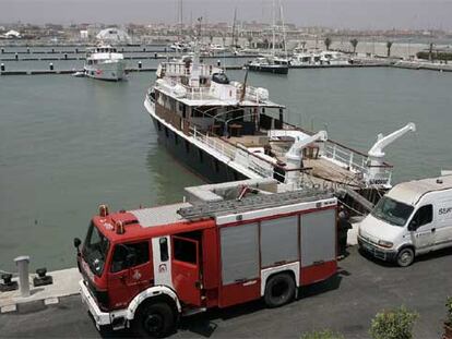 Un vehículo de los bomberos, ayer, en el muelle en el que está atracado el <i>Sandvig</i>.