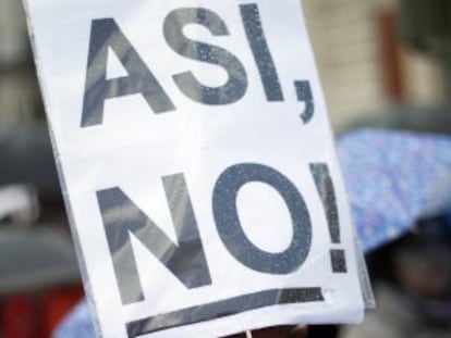 Manifestante con un cartel contra los recortes, ayer en Madrid.