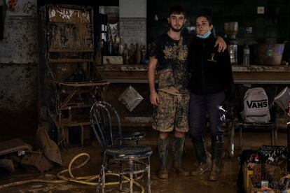 Enric y María Soler en el interior de su bar en Paiporta.
