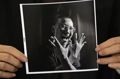 Liu Xiaobo, mujer del disidente cubano, muestra una foto de él durante una entrevista el 3 de octubre de 2010 en Pekín (China).