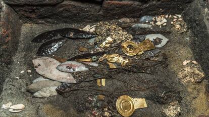 Facas de pederneira, peças de ouro, espinhaços de cobra, duas aves... assim é a última oferenda encontrada no Templo Maior.