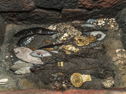 Cuchillos de pedernal, piezas de oro, espinazos de serpiente, dos aves... Así es la última ofrenda hallada en el Templo Mayor.