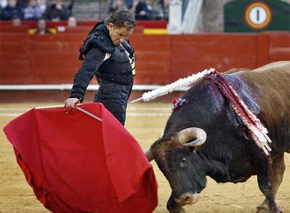 Julio Aparicio en el cuarto toro de la tarde.