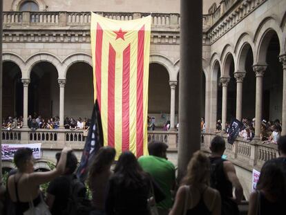 Protesta d'estudiants durant l'ocupació de la UB.