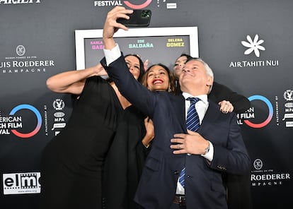 Karla Sofía Gascón, Zoe Saldana, Selena Gomez y Ted Sarandos se hacen una 'selfi' en la presentación de 'Emilia Pérez' el 29 de octubre de 2024, en Los Ángeles.