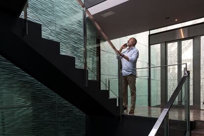 José Luis Fernández, director del apartotel Suites Avenue de Barcelona, durante su recorrido de inspección por las instalaciones.