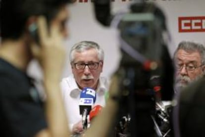 Los secretarios generales de CCOO y UGT, Ignacio Fernández Toxo (i) y Cándido Méndez, respectivamente, durante la rueda de prensa ofrecida hoy en Madrid, para presentar las movilizaciones que se celebrarán en todo el país con motivo del Primero de Mayo.