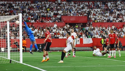 Loic Bade marca el segundo gol del partido.