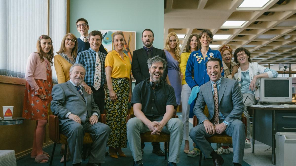 Ernesto Sevilla director del largometraje de la serie estrenado en 2022, sentado en el centro de la foto, junto al reparto de 'Camera Café, la película'.