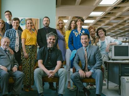 Ernesto Sevilla, sentado en el centro de la foto, junto al reparto de 'Camera Café, la película'.