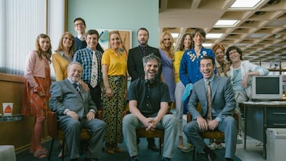 Ernesto Sevilla, sentado en el centro de la foto, junto al reparto de 'Camera Café, la película'.