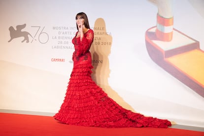 El rojo también es un color al que ha dado mucha importancia en su vestuario, apostando casi siempre por vestidos de este tono cargados de florituras: encaje, capas o, como en la imagen, una pseudobata de cola repleta de volantes con la que presentó la película Irreversible en Venecia en 2019. No hay nada que se le resista.