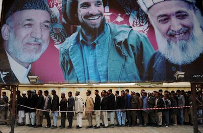 Tras votar esta mañana en la capital, el actual presidente, Hamid Karzai, manifestó su deseo de que "los afganos voten por su candidato elegido" y felicitó a los votantes por ir a las urnas "para escoger a su futuro presidente incluso con este mal tiempo". En la imagen, unos hombres esperan su turno para votar en Mazar-i-Sharif.