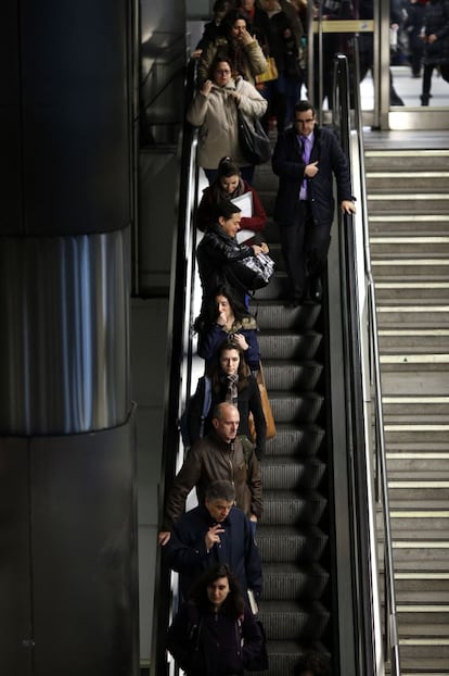 Usuarios del metro hacen fila en las escaleras mecánicas. Según ha informado Metro de Madrid a través de su cuenta de Twitter, el 97% de ellas están en funcionamiento. Pese a ello, ha habido quejas de usuarios porque en estaciones como Moncloa o Suanzes están paradas.