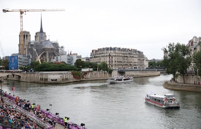 Los barcos del equipo griego y el equipo Olímpico de Refugiados a su paso por la catedral de Notre Dame.