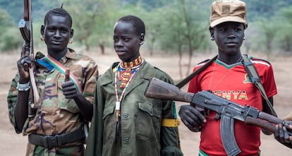 Assim é a realidade na região sul-sudanesa de Equatória Oriental, na fronteira com Uganda, onde os jovens armados fazem patrulhas para proteger o seu gado