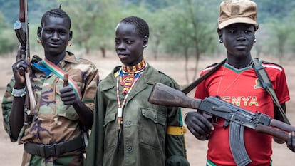 Assim é a realidade na região sul-sudanesa de Equatória Oriental, na fronteira com Uganda, onde os jovens armados fazem patrulhas para proteger o seu gado